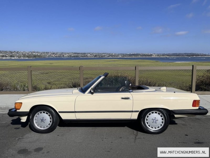 1986 - Mercedes Benz 560 Cabriolet Light Ivory (R107)